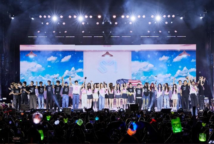 [서울=뉴시스] 'SM타운 LIVE 2025' 멕시코시티, LA 공연 단체 및 전경 이미지. (사진 = SM엔터테인먼트 제공) 2025.05.13. photo@newsis.com *재판매 및 DB 금지