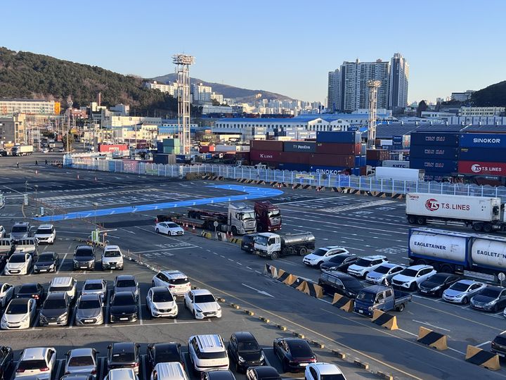 [부산=뉴시스] 교통사고 예방을 위한 신선대부두 앞 교통 환경 개선 작업이 이뤄졌다. (사진=부산항만공사 제공) 2025.05.13. photo@newsis.com *재판매 및 DB 금지