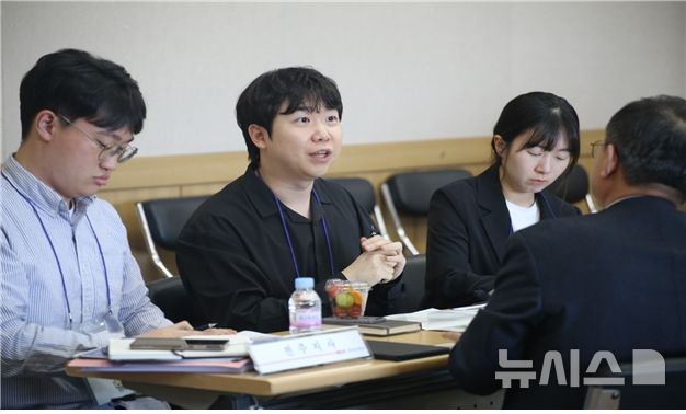 [전주=뉴시스]윤난슬 기자 = 한국도로공사 전북본부 구매 담당자가 공공구매 상담회에 참여한 중소기업 관계자에게 절차를 안내하고 있다.(사진=도공 전북본부 제공)