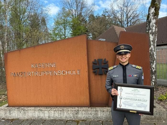 [서울=뉴시스] 육군사관학교 3학년 박동호 생도가 지난달 16일 독일 육군 장교후보생 교육과정 수료식에서 외국군 생도 중 최우수상을 수상했다. (사진=육군 제공) 2025.05.13. photo@newsis.com *재판매 및 DB 금지
