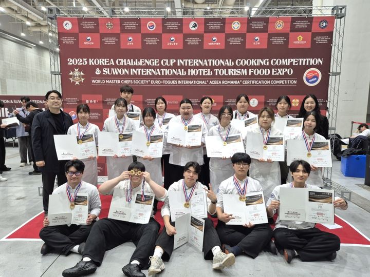 [대전=뉴시스] '2025 대한민국 챌린지 컵 국제 요리 경연대회'에 출전한 배재대 외식조리학과 학생들. (사진=배재대 제공) *재판매 및 DB 금지