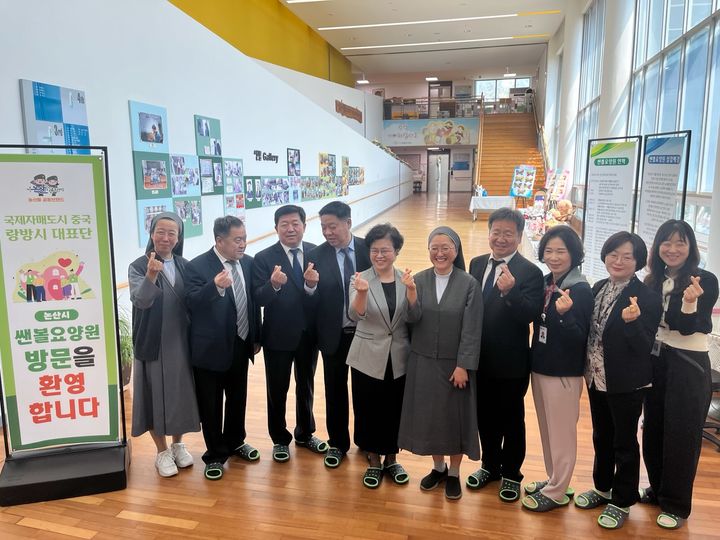 [논산=뉴시스]중국 랑방시 대표단이 논산 쌘뽈요양원을 둘러본 후 관계자들과 기념사진을 찍고 있다. (사진=논산시 제공) 2025. 05. 13 photo@newsis.com *재판매 및 DB 금지