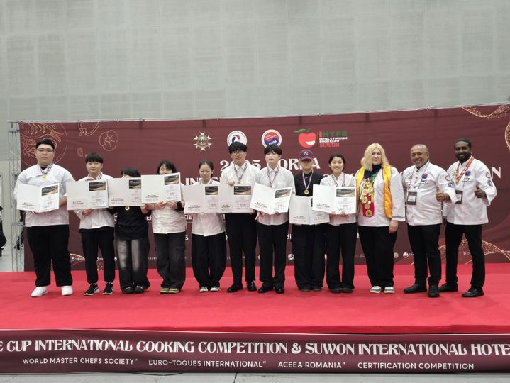 [홍성=뉴시스] 충남도립대학교 호텔조리제빵학과 학생들이 대한민국 챌린지컵 국제요리 경연대회에서 수상하고 있다. *재판매 및 DB 금지