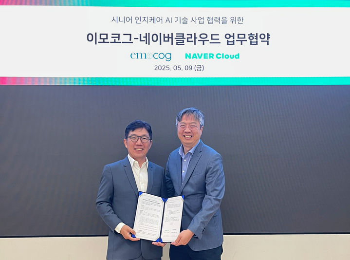 네이버클라우드와 이모코그가 ‘시니어 인지케어 AI 기술을 활용한 사업’을 위한 MOU를 체결했다. (왼쪽부터) 김유원 네이버클라우드 대표, 이준영 이모코그 대표(사진=네이버클라우드 제공) *재판매 및 DB 금지