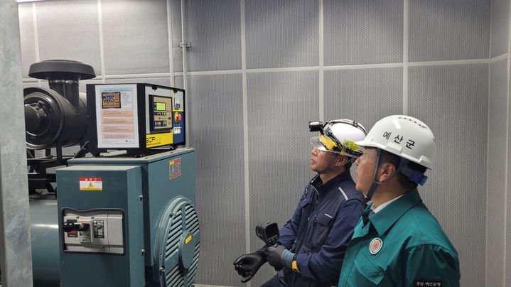 [예산=뉴시스] 최재구 예산군수, 윤봉길체육관 안전점검 모습. *재판매 및 DB 금지