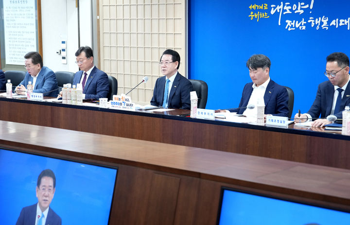 [무안=뉴시스] 김영록 전남도지사가 13일 오전 도청 서재필실에서 실국장 정책회의를 주재하고 있다. (사진=전남도 제공) 2025.05.13. photo@newsis.com *재판매 및 DB 금지