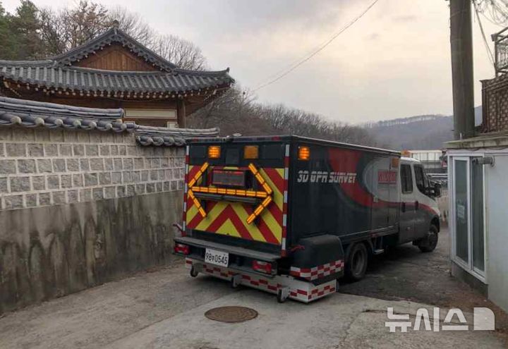 [광명=뉴시스]차량형 지표투과레이더를 활용해 지하구간 점검을 하는 모습.(사진=광명시 제공)2025.05.13.photo@newsis.com