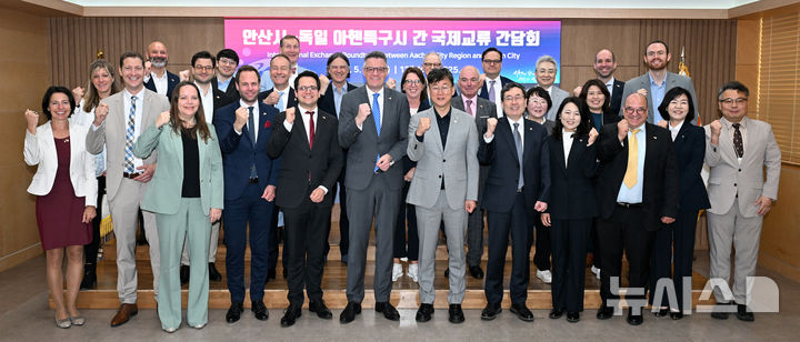 [안산=뉴시스]이민근 안산시장(사진 첫 번째 줄 가운데)이 12일 독일 아헨특구시 대표단 등과 국제교류 간담회를 마친 후 기념촬영을 하고 있다.(사진=안산시 제공)2025.05.13.photo@newsis.com