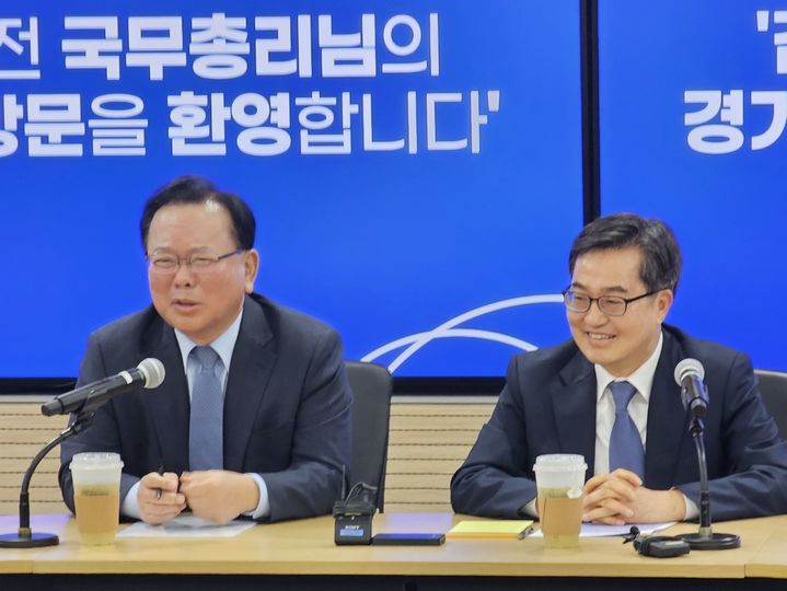 [수원=뉴시스] 박상욱 기자 = 김동연 경기도지사와 김부겸 전 국무총리가 13일 경기도청에서 만나 이야기를 나누고 있다. photo@newsis.com *재판매 및 DB 금지