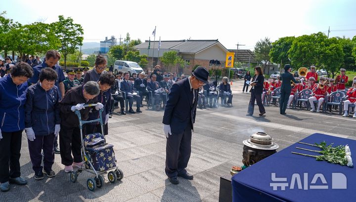 [증평=뉴시스] 연제근 상사 추모식이 13일 충북 증평군 연제근공원에서 진행되고 있다. (사진= 증평군 제공) 2025.05.13. photo@newsis.com *재판매 및 DB 금지