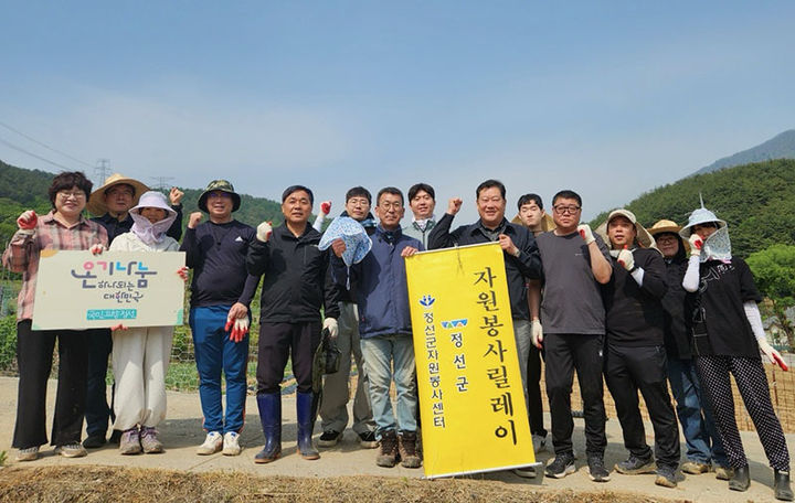 전영기 정선군의회 의장을 비롯한 군의원과 의회사무과 직원 등 총 18명은 13일 여량면 소재 농가를 찾아 고추 말뚝박기 봉사활동을 펼치고 있다.(사진=정선군 제공) *재판매 및 DB 금지