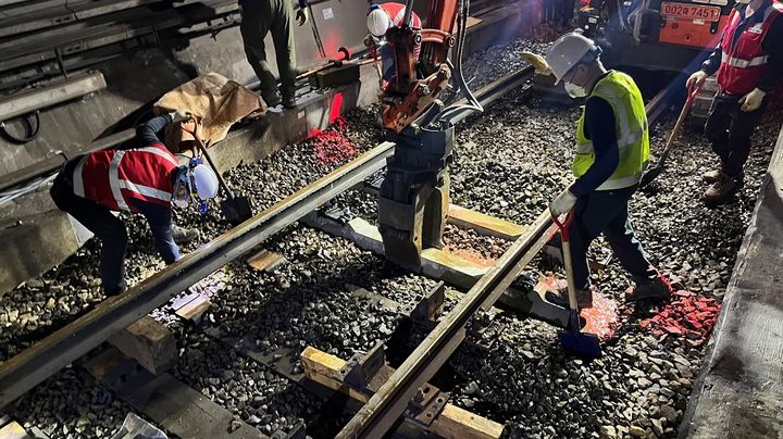 [부산=뉴시스] 부산교통공사 관계자들이 부산도시철도 1호선 서대신~동대신 구간 침목을 교체하고 있다. (사진=부산교통공사 제공) 2025.05.13. photo@newsis.com *재판매 및 DB 금지