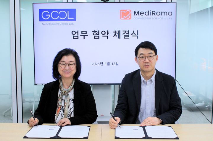 [서울=뉴시스] 협약식 후 기념 촬영 중인 문한림(좌) 메디라마 대표와 조관구(우) 지씨씨엘 대표 (사진=지씨씨엘 제공) 2025.05.13. photo@newsis.com *재판매 및 DB 금지