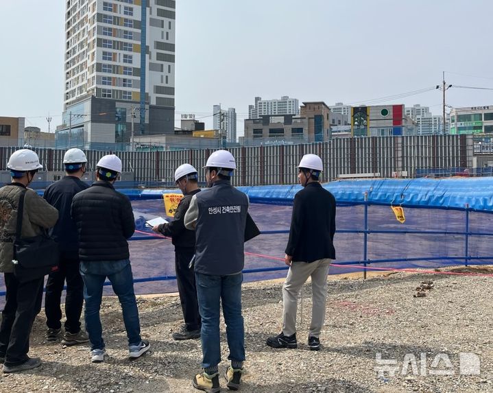 [안성=뉴시스] 시, 2025년 상반기 소규모 건축공사장 안전점검 모습 (사진=안성시 제공) 2025.05.13.photo@newsis.com 