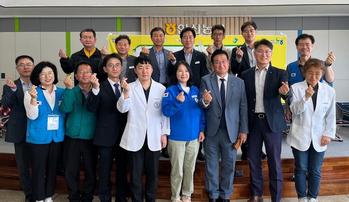 [창원=뉴시스]경남농협·한산농협, ‘농촌왕진버스’ 운행.(사진=경남농협 제공) 2025.05.13.photo@newsis.com *재판매 및 DB 금지