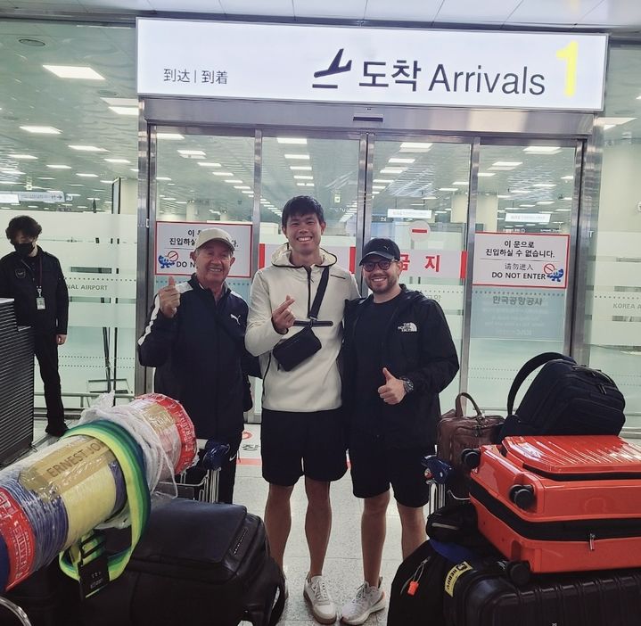 [구미=뉴시스] 필리핀 장대높이뛰기 스타 어니스트 존 오비에나 입국. (사진=구미시 제공) 2025.05.13. photo@newsis.com *재판매 및 DB 금지