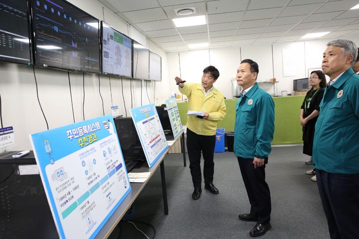 [수원=뉴시스] 13일 박덕수 한국지역정보개발원장이 제21대 대통령 선거를 대비해 주요 정보시스템 및 기반시설을 점검하고 있다. (사진=개발원 제공) 2025.05.13. photo@newsis.com *재판매 및 DB 금지