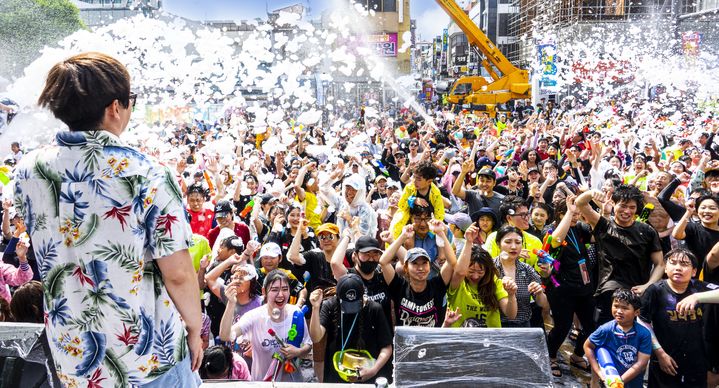 [춘천=뉴시스] 13일 춘천시는 도심 한복판을 물로 적시고, 불로 태우며, 말 없는 몸짓으로 소통하는 춘천마임축제가 오는 25일 개막된다 고 밝혔다. 사진은 지난 축제 모습. 춘천시 제공. *재판매 및 DB 금지