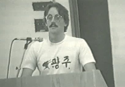 [영암=뉴시스]하버드대 광주항쟁 10주년 행사에서 연설하는 데이비드 돌린저 씨. (사진=영암군 제공) 2025.05.13. photo@newsis.com *재판매 및 DB 금지