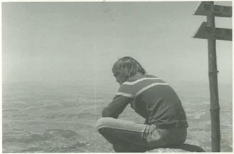 [영암=뉴시스]월출산 천황봉에 오른 데이비드 돌린저 씨. (사진=영암군 제공) 2025.05.13. photo@newsis.com *재판매 및 DB 금지