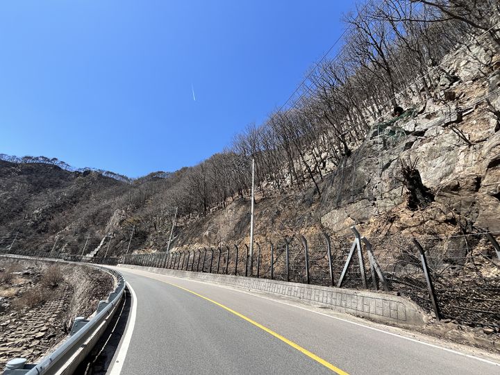 [안동=뉴시스] 산불 피해가 있었으나 응급복구된 영덕군 지품면 낙평리의 도로. (사진=경북도 제공) 2025.05.13. photo@newsis.com *재판매 및 DB 금지
