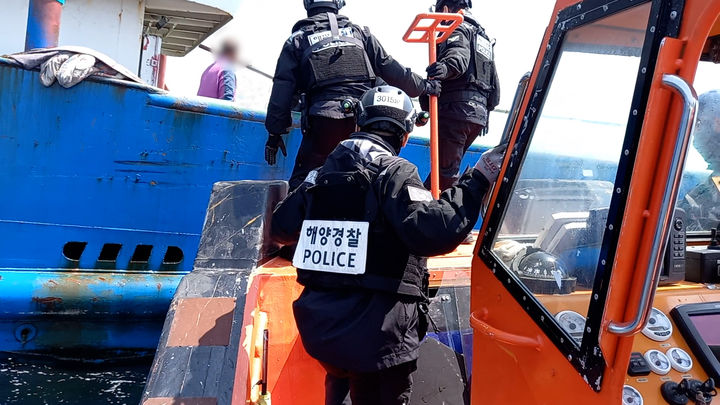 [목포=뉴시스]불법조업 중국어선 검문검색. (사진=목포해경 제공) 2025.05.13. photo@newsis.com *재판매 및 DB 금지