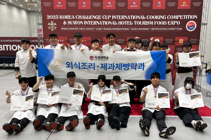 [대전=뉴시스] '2025년 대한민국 챌린지컵 국제요리 경연대회'에 출전한 목원대 외식조리·제과제빵학과 학생들. (사진=목원대 제공) *재판매 및 DB 금지