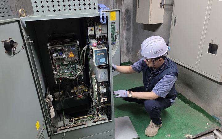 [진주=뉴시스]한국승강기안전공단, 공공임대주택 승강기 점검.(사진=승강기안전공단 제공).2025.05.13.photo@newsis.com *재판매 및 DB 금지