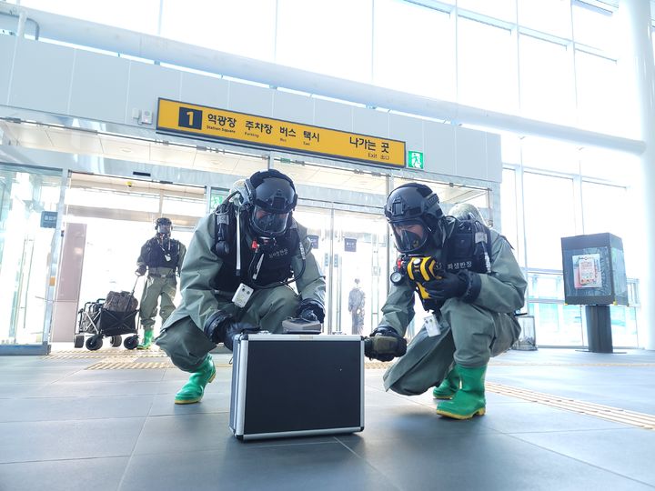 [원주=뉴시스] 13일 KTX 평창역 일대에서 '지상협동훈련'이 펼쳐진 가운데 육군 36사단 CRST 장병들이 의심 폭발물에 대한 화학물질을 탐지하고 있다. (사진=육군 제36보병사단 제공). photo@newsis.com *재판매 및 DB 금지