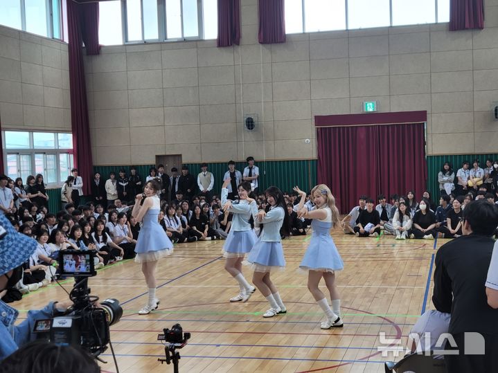 [진천=뉴시스] 가수 '피프티피프티'가 13일 오후 충북 진천고등학교 강당에서 버스킹 공연을 펼치고 있다. (사진=진천교육지원청 제공) 2025.05.13. photo@newsis.com