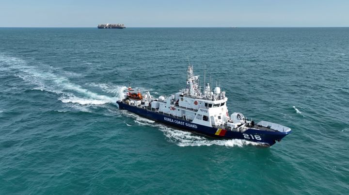 [여수=뉴시스] 여수해경 신형 경비정 '216정'. 13일 여수시 수정동 신북항 여수해경 전용부두에서 '216정' 취역식이 열렸다. (사진=여수해경 제공) 2025.05.13. photo@newsis.com *재판매 및 DB 금지