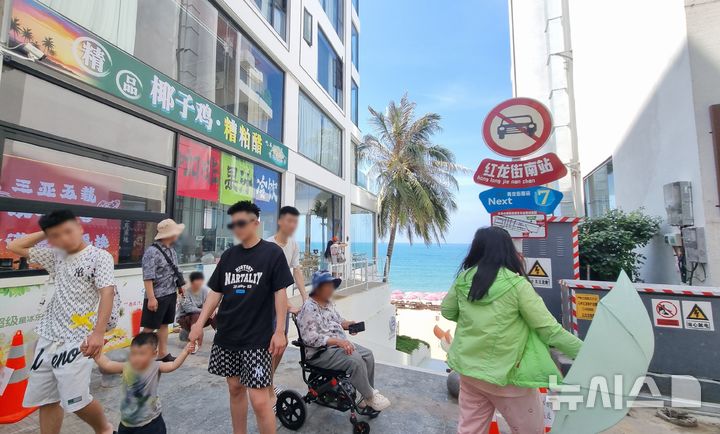 [울산=뉴시스] 박수지 기자 = 지난 9일 찾은 중국 하이난 싼야 톈야구 '마링지구'의 한 골목길 끝에 바다 풍경이 펼쳐지고 있다. 2025.05.13. parksj@newsis.com