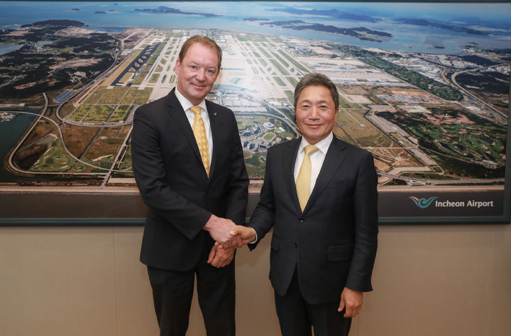 [인천공항=뉴시스] 13일 인천국제공항공사 회의실에서 진행된 ‘항공 정비산업 분야 협력강화 추진을 위한 환담회’에서 인천국제공항공사 이학재 사장(오른쪽)과 아틀라스에어월드와이드 클라우스 괴르슈 총괄운영책임자가 기념촬영을 하고 있다. 2025.05.13. (사진=인천공항공사 제공) photo@newsis.com *재판매 및 DB 금지
