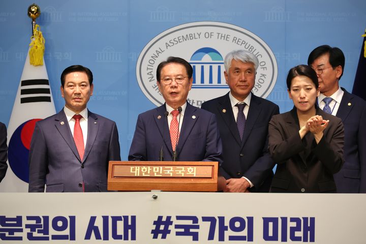 [괴산=뉴시스] 13일 국회 소통관에서 인구감소지역 전국시장군수구청장협의회 송인헌 회장이 기자회견에서 자치분권의 대선 공약 반영을 촉구하고 있다. (사진=괴산군 제공) 2025.5.13. photo@newsis.com *재판매 및 DB 금지