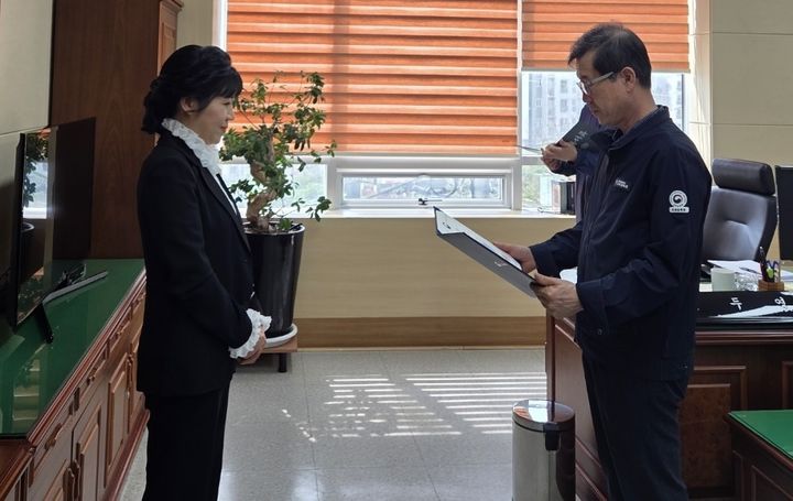 [안동=뉴시스] 이소윤 경북교육청 교육실무직노동조합 위원장이 13일 노동청 안동지청에서 고용노동부 장관 표창을 전달받고 있다. (사진=경북도 제공) 2025.05.13. photo@newsis.com *재판매 및 DB 금지