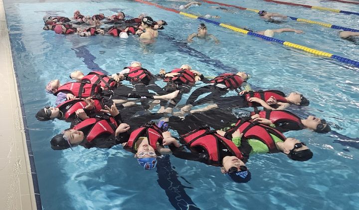 [구미=뉴시스] 초등학교 생존 수영교실 개강. (사진=구미시 제공) 2025.05.13 photo@newsis.com *재판매 및 DB 금지