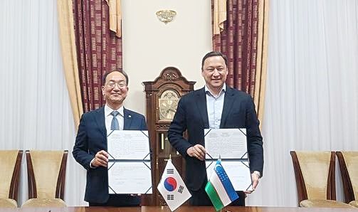 [대전=뉴시스] 이성해 철도공단 이사장(왼쪽)이 지난달 30일 우즈베키스탄 라흐메토프 힉마툴라 철도공사 수석부사장과 양해각서(MOU)를 체결한 뒤 기념촬영을 하고 있다.(사진=철도공단 제공) *재판매 및 DB 금지