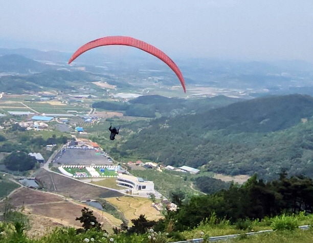 [정읍=뉴시스] 지난 10일과 11일 정읍 칠보산 활공자에서 열린 '제5회 정읍내장산 전국 패러글라이딩대회', 빨간색 패러글라이더가 칠보산 하늘로 힘차게 날아오르고 있다. *재판매 및 DB 금지