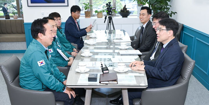 [대구=뉴시스] 대구시와 안동시가 13일 오후 안동시청에서 대구 취수원 안동댐 이전 사업 상생 현안 사항을 논의하고 있다. (사진=대구시 제공) 2025.05.13. photo@newsis.com *재판매 및 DB 금지