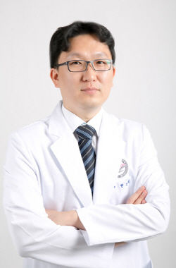 [서울=뉴시스] 한림대학교춘천성심병원은 신경외과 전진평 교수가 최근 제43차 대한신경외과학회 춘계학술대회에서 기초부문 최우수 학술상인 '이주걸 학술상'을 수상했다고 13일 밝혔다. (사진=한림대춘천성심병원 제공) 2025.05.13. photo@newsis.com *재판매 및 DB 금지