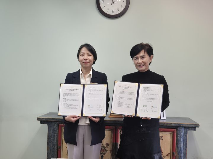 백난영 세미원 대표이사(사진 우측)와 양승미 한국산림복지진흥원 국립양평치유의숲 센터장이 업무협약 체결 후 기념촬영을 하고 있다. (사진=세미원 제공) photo@newsis.com *재판매 및 DB 금지