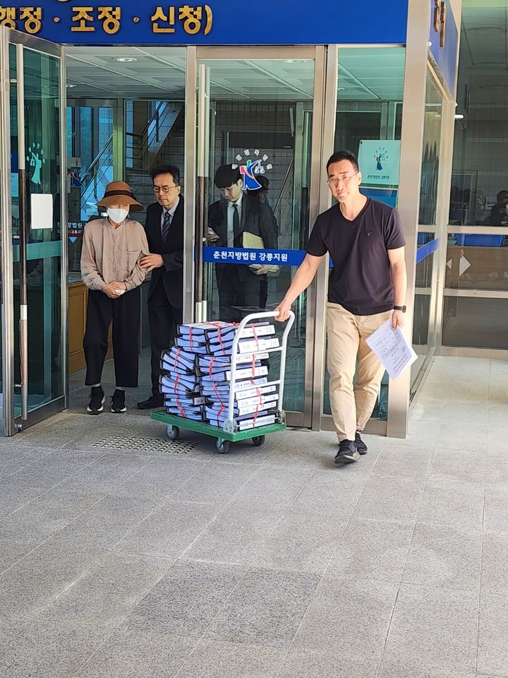 [강릉=뉴시스] 지난 2022년 12월 6일 급발진 의심사고 숨진 이도현 군의 유족이 재판정에서 나오고 있다.photo@newsis.com *재판매 및 DB 금지