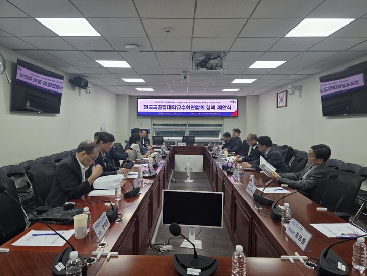 [서울=뉴시스] 정예빈 수습 = 전국 국공립대학교 교수회 연합회(국교련)와 더불어민주당 을지키는민생실천위원회가 13일 오후 국회에서 정책 전달식을 갖는 모습 2025.05.13. 5757@newsis.com *재판매 및 DB 금지