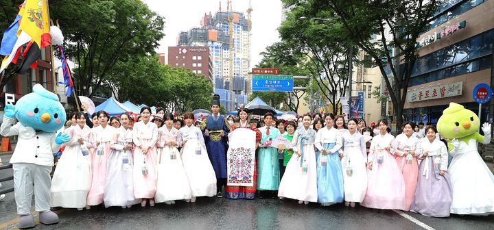 [대구=뉴시스] 대구시 달서구는 '파워풀대구페스티벌 시민퍼레이드에 '대한민국 결혼 1번지 달서'를 주제로 참가해 결혼의 소중한 가치를 알렸다. (사진=대구시 달서구 제공) 2025.05.13. photo@newsis.com&nbsp; *재판매 및 DB 금지