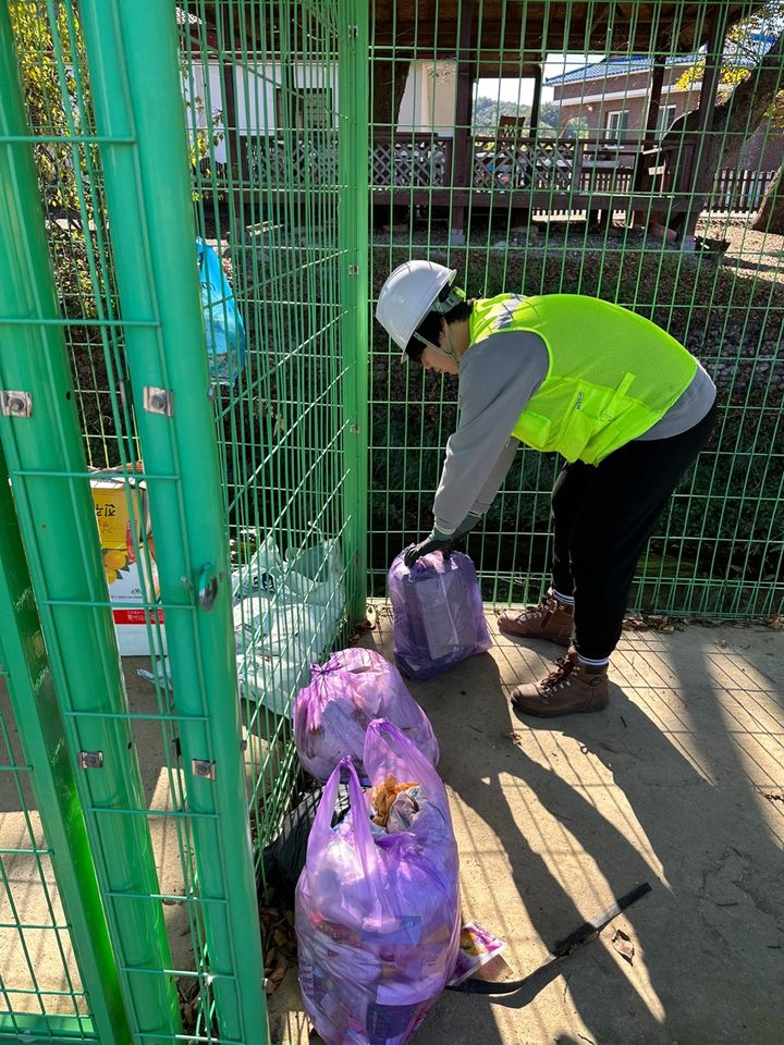 [양양=뉴시스] 양양군이 운영하는 자원관리 도우미 모습.(사진=양양군제공)photo@newsis.com *재판매 및 DB 금지