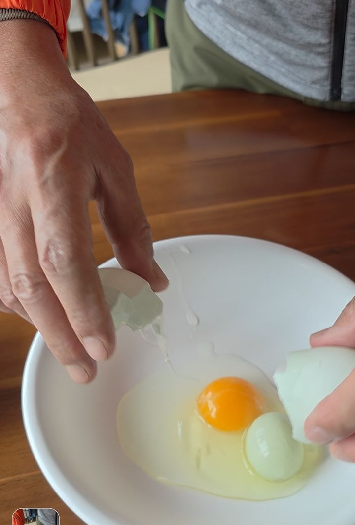 [괴산=뉴시스] 달갈 안에 또 달갈이 나오는 모습. (사진=조광현씩 제공) 2025.5.13. photo@newsis.com *재판매 및 DB 금지