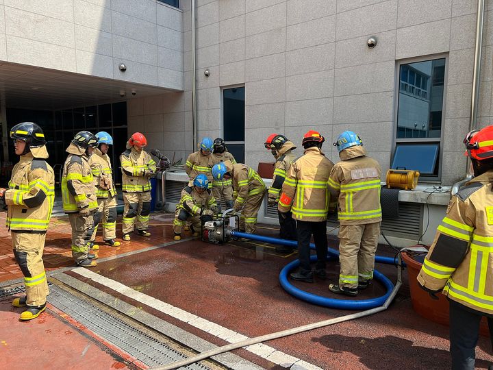 [대구=뉴시스] 대구 강서소방서는 여름철 자연재난(풍수해) 대비 내근직원 현장 적응 훈련을 실시한다. (사진=대구 강서소방서 제공) 2025.05.13. photo@newsis.com *재판매 및 DB 금지