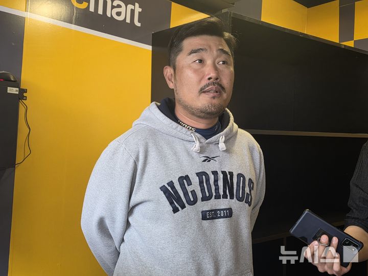 [인천=뉴시스] 김희준 기자 = 이호준 NC 다이노스 감독이 13일 인천 SSG랜더스필드에서 취재진과 이야기를 나누고 있다. 2025.05.13jinxijun@newsis.com
