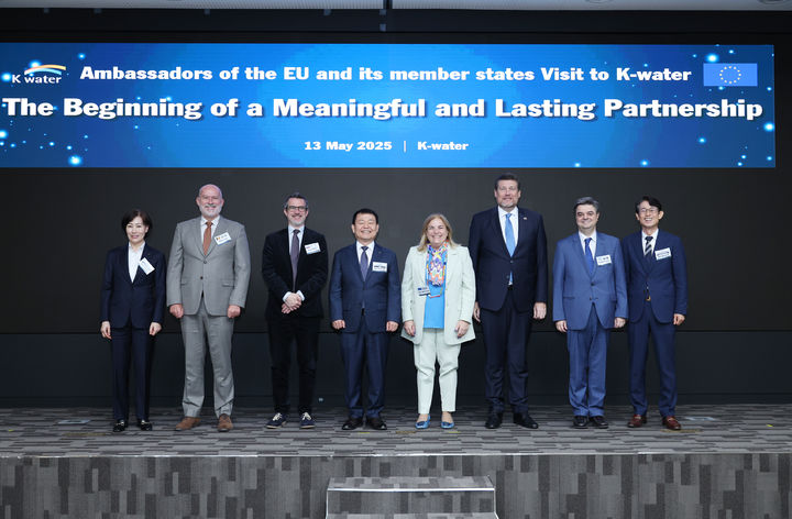 [대전=뉴시스]한국수자원공사(K-water)는 13일 대전 본사와 연구원을 방문한 주한 유럽연합(EU) 및 4개 회원국 대사 대표단에 초격차 물관리 기술과 연구개발(R&D) 역량을 선보이며 국제협력 확대 방안을 논의했다. 2025. 05. 13 photo@newsis.com *재판매 및 DB 금지