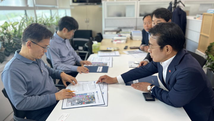 [남원=뉴시스]13일 내년도 정부예산 확보차 행정안전부를 방문한 최경식 남원시장(오른쪽)이 강성희 재난경감과장(왼쪽)을 만나 '백평·입암지구 풍수해생활권 종합정비사업'의 시급성을 설명하고 있다 *재판매 및 DB 금지